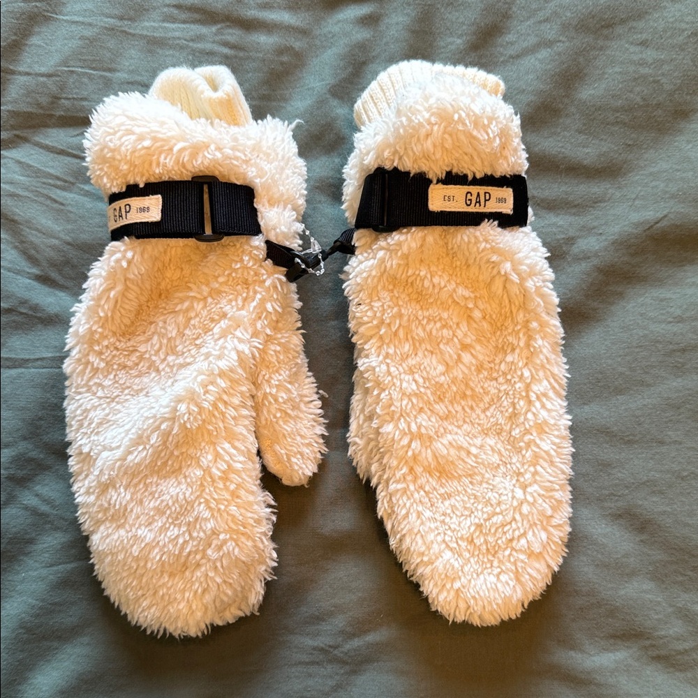 GAP Kids Cream Fleece Mittens with Strap